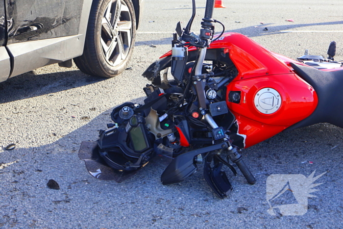 Motorrijder gewond bij botsing met auto