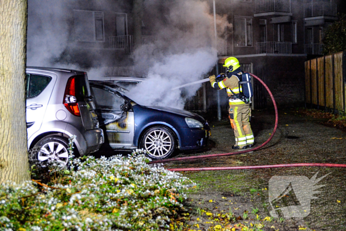 Geparkeerde auto uitgebrand in nachtelijke uren