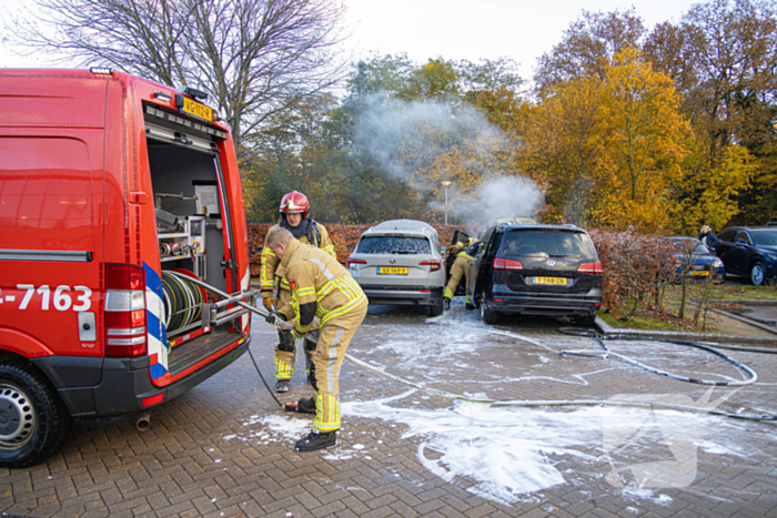 Geparkeerde auto vat vlam