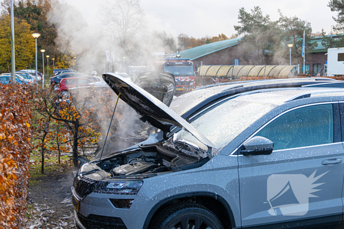 Geparkeerde auto vat vlam