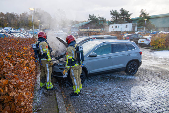 Geparkeerde auto vat vlam