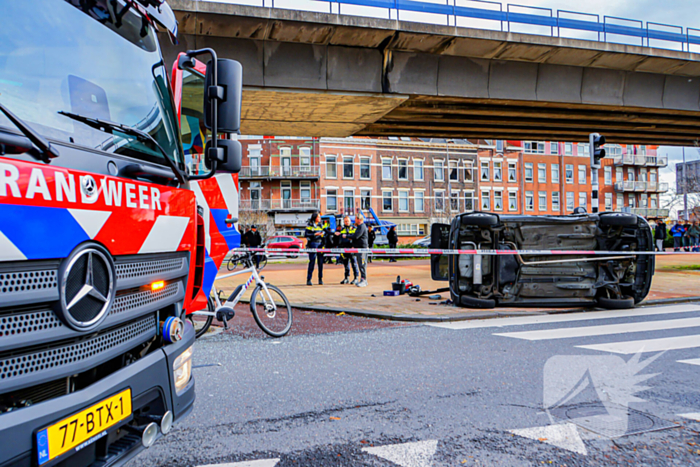 Twee voertuigen met elkaar in botsing een belandt op zijkant