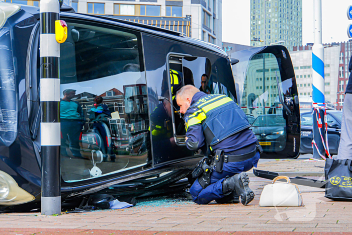 Twee voertuigen met elkaar in botsing een belandt op zijkant