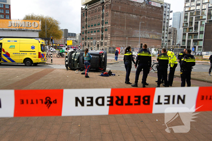 Twee voertuigen met elkaar in botsing een belandt op zijkant