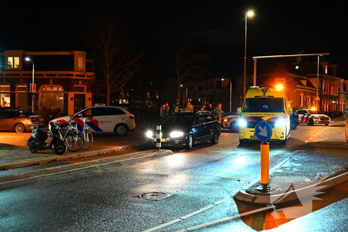 Fietser, scooterrijder en automobilist in botsing