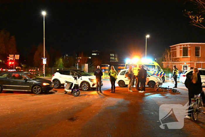 Fietser, scooterrijder en automobilist in botsing