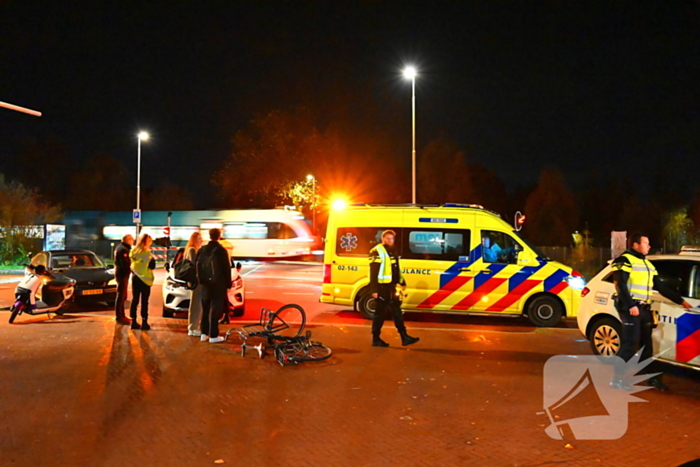 Fietser, scooterrijder en automobilist in botsing