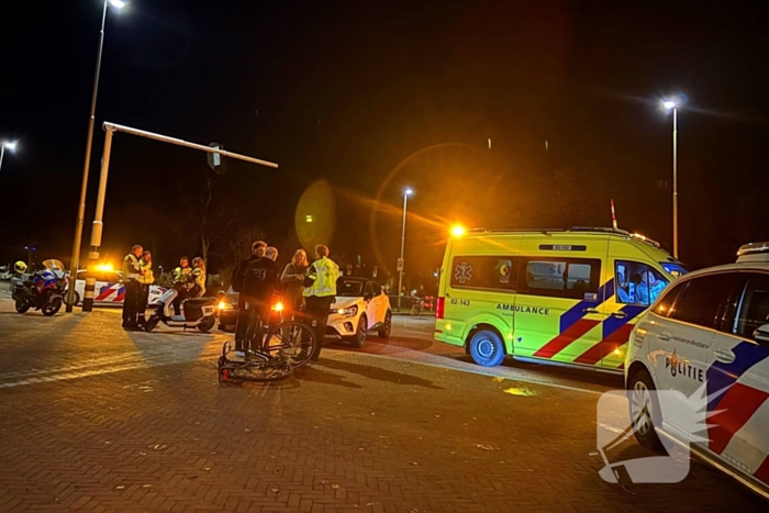 Fietser, scooterrijder en automobilist in botsing