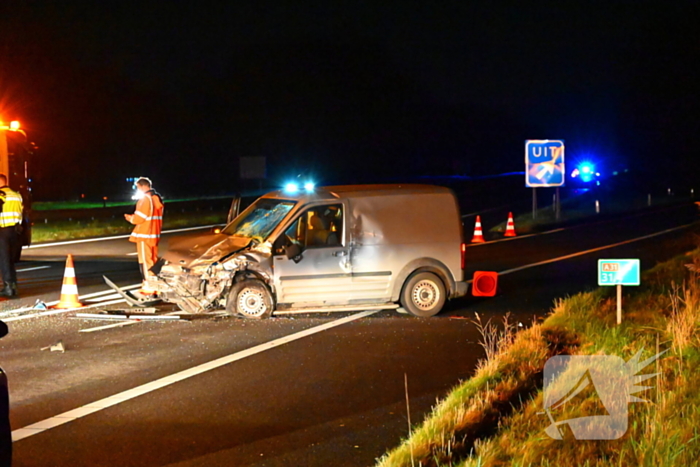 Enorme schade nadat bestelbus op voertuig van weginspecteur klapt