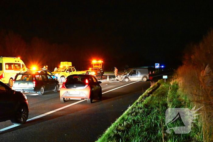 Enorme schade nadat bestelbus op voertuig van weginspecteur klapt