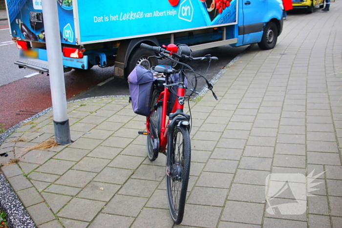 Fietser geschept door supermarkt bezorger