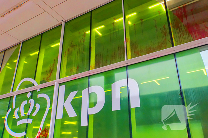 KPN-hoofdkantoor opnieuw besmeurd met nep bloed