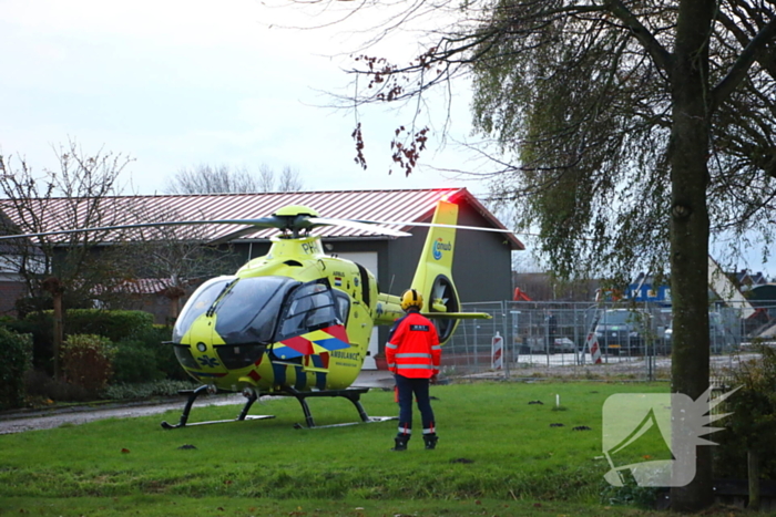 Traumahelikopter landt voor medische noodsituatie