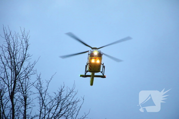 Traumahelikopter landt voor medische noodsituatie