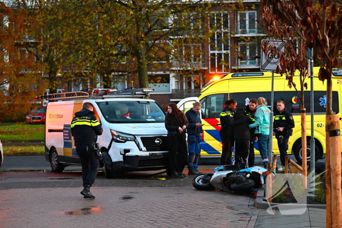 Scooterrijder gewond bij botsing met bestelbus