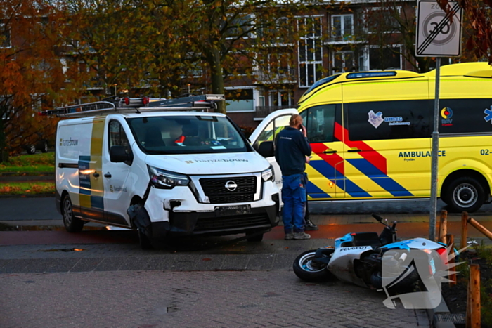 Scooterrijder gewond bij botsing met bestelbus