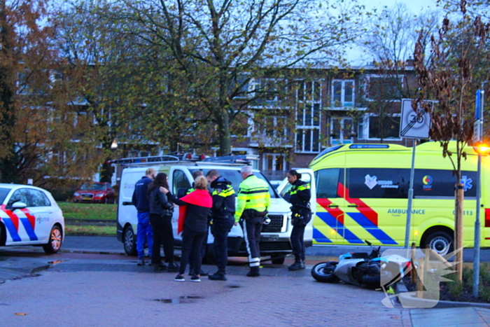 Scooterrijder gewond bij botsing met bestelbus