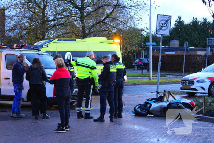 Scooterrijder gewond bij botsing met bestelbus