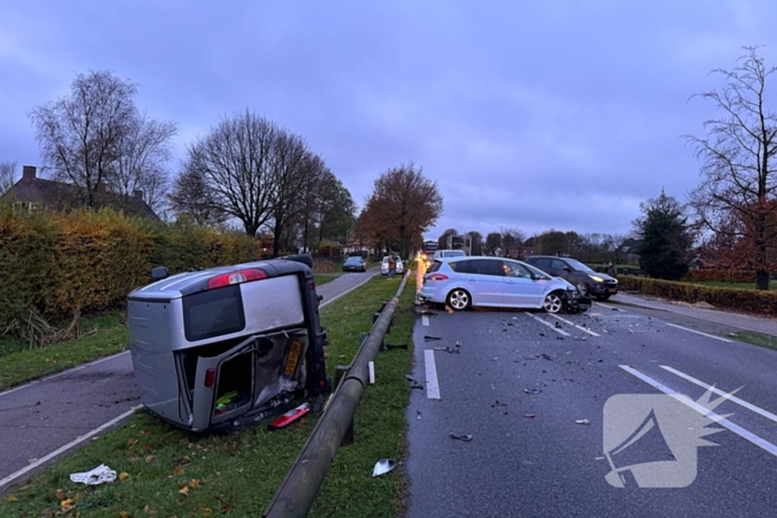 Weg bezaaid met voertuigen