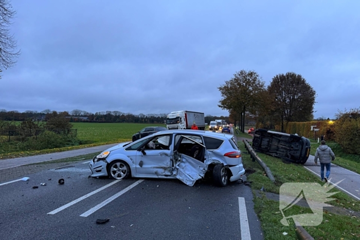 Weg bezaaid met voertuigen