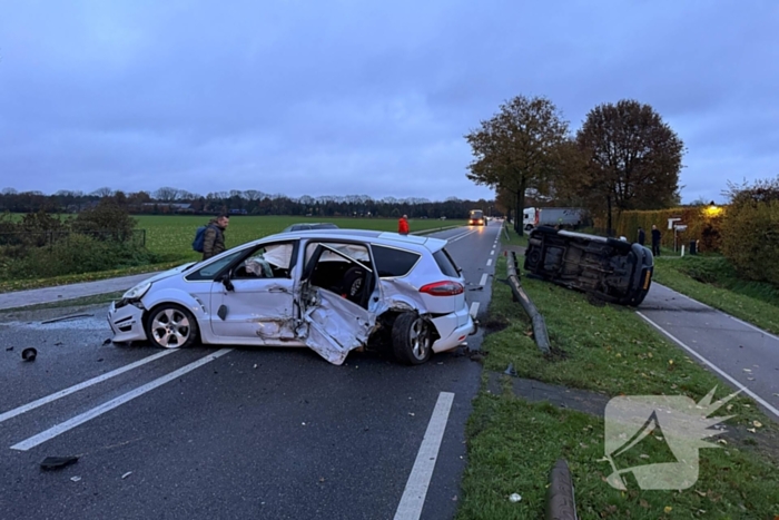 Weg bezaaid met voertuigen