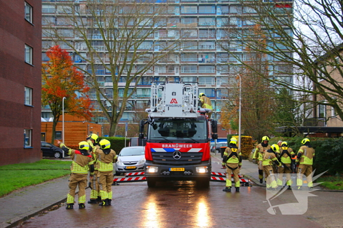 Omgeving afgezet door gevaarlijk hangende steigerdeel