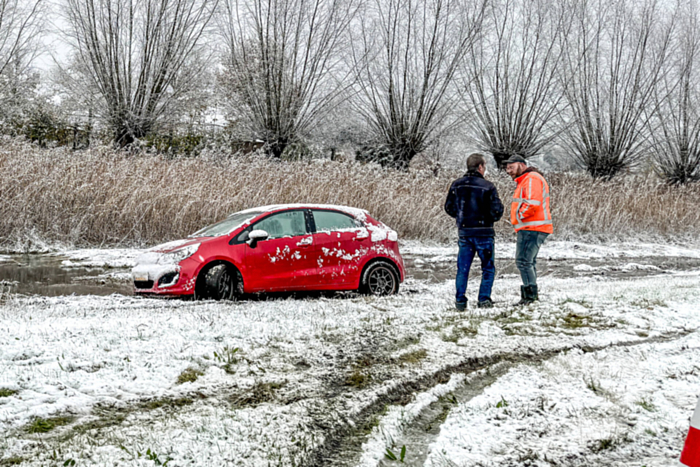 Automobilist glijdt van de weg