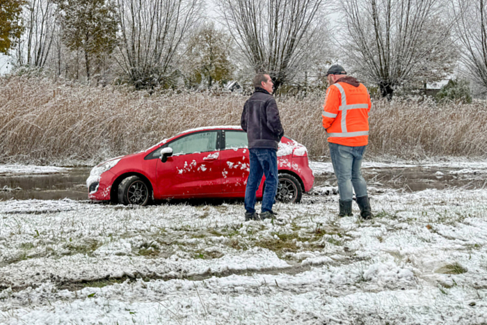 Automobilist glijdt van de weg