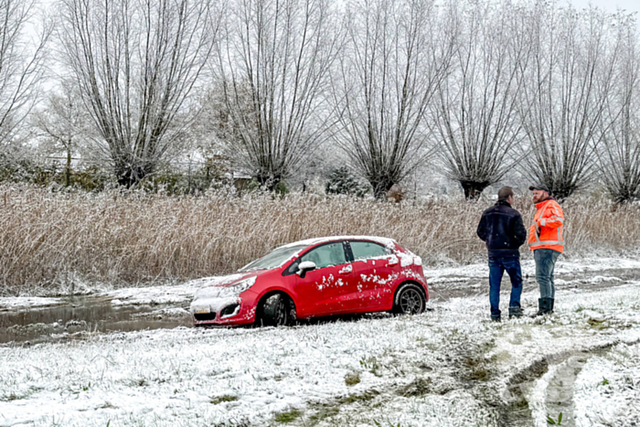 Automobilist glijdt van de weg