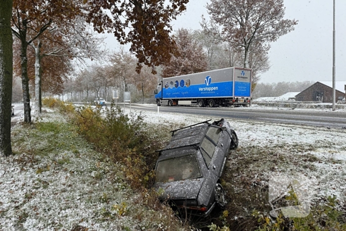 Auto in sloot na botsing met vrachtwagen