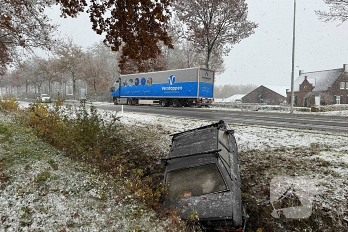 Auto in sloot na botsing met vrachtwagen