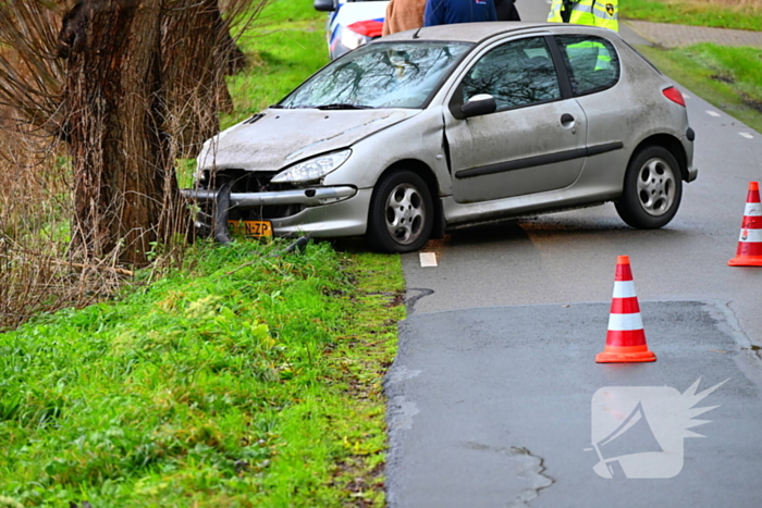 Personenauto botst tegen boom