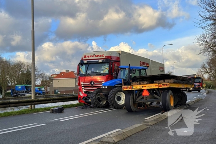 Ravage bij ongeval tussen tractor en vrachtwagen