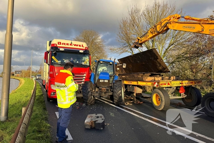 Ravage bij ongeval tussen tractor en vrachtwagen