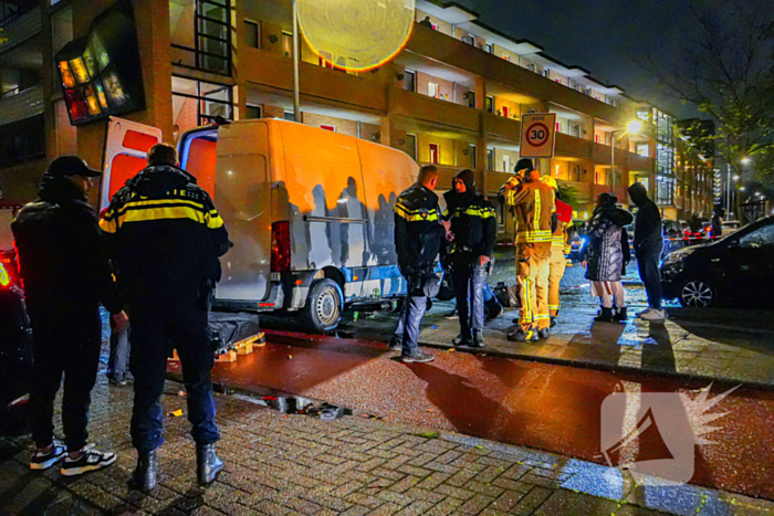 Fatbiker klem onder bestelbus na aanrijding