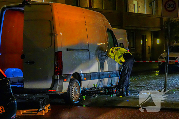 Fatbiker klem onder bestelbus na aanrijding