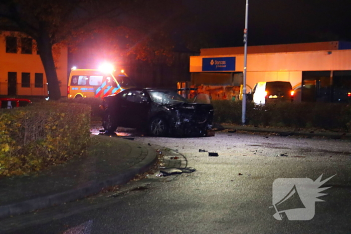 Bestelbus ramt bedrijfspand na aanrijding