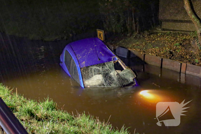 Automobilist raakt lantaarnpaal en belandt in sloot