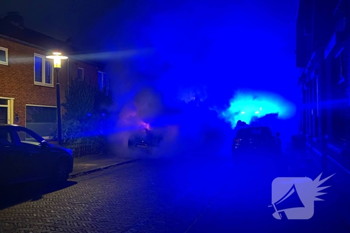 Straat vol rook door brand in bestelbus