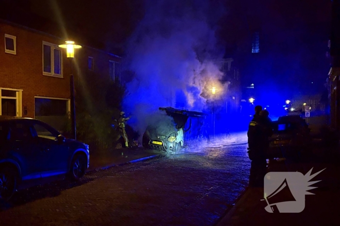 Straat vol rook door brand in bestelbus