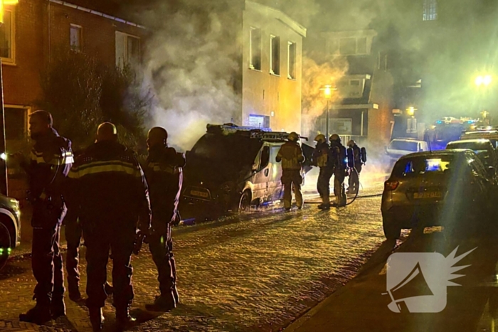 Straat vol rook door brand in bestelbus