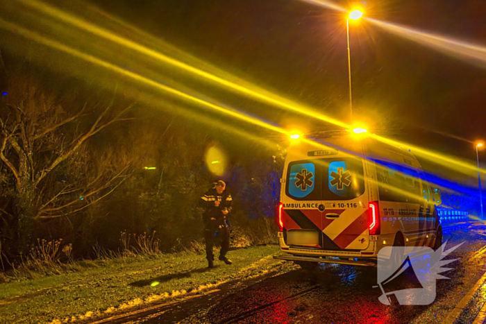 Taxi belandt naast viaduct na ongeval