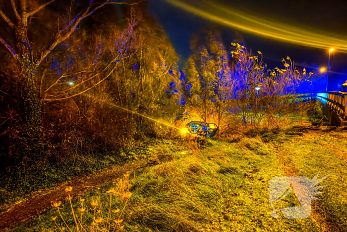 Taxi belandt naast viaduct na ongeval