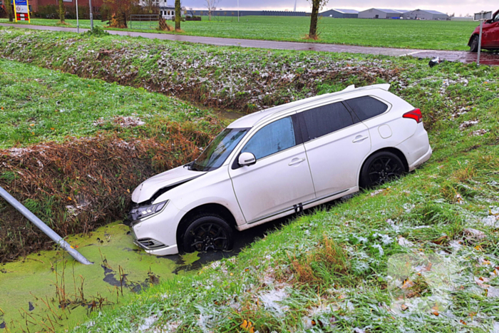 Bestelbus en personenauto botsen op kruising