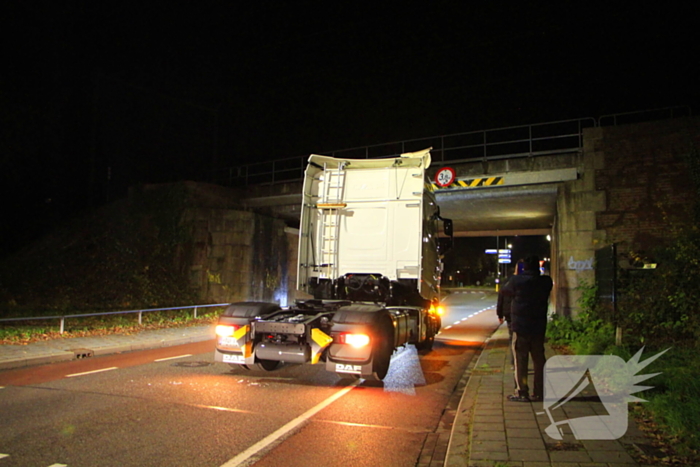 Vrachtwagen rijdt tegen spoorbrug