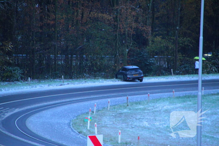 Automobilist vliegt uit de bocht