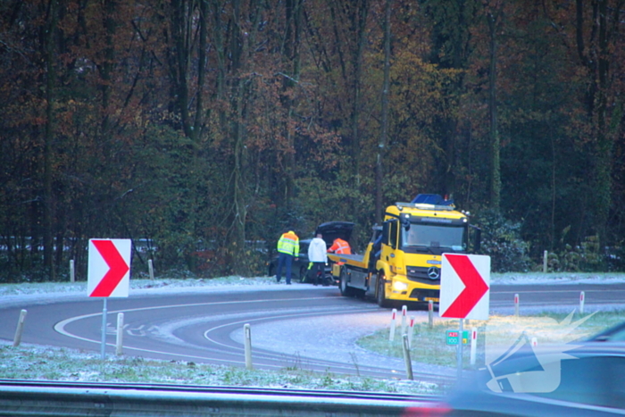 Automobilist vliegt uit de bocht