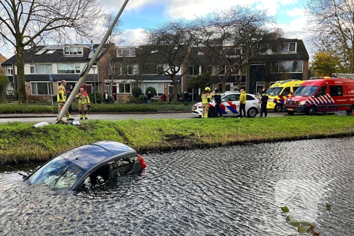 Automobilist verliest macht over stuur en belandt in water