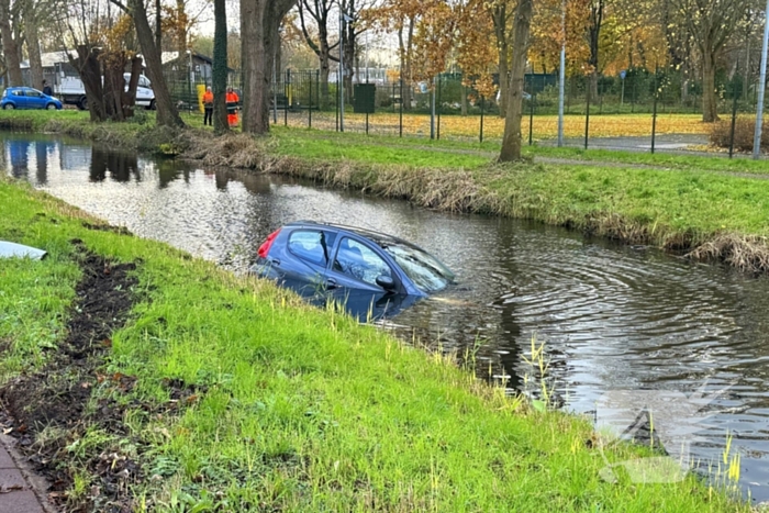 Automobilist verliest macht over stuur en belandt in water