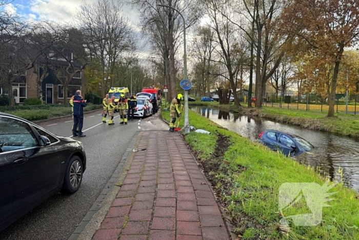 Automobilist verliest macht over stuur en belandt in water